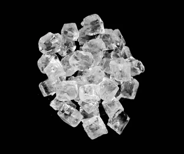 Заморожування Руху Літаючих Кубиків Льоду Ізольовано Чорному Фоні — стокове фото