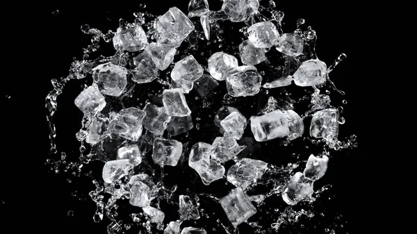 在黑色背景下隔绝的飞冰立方体的冻结运动 — 图库照片