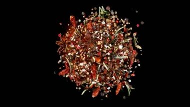 Siyah arka planda dönen baharatların süper yavaş çekimi. Yüksek hızlı sinema kamerası, 1000 fps.