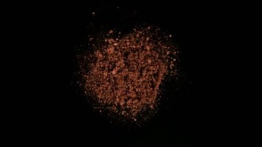 Siyah arka planda kahve tozu dönüşünün süper yavaş çekimi. Yüksek hızlı sinema kamerası, 1000fps.