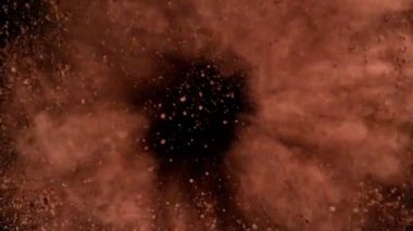 Siyah arka planda kahve tozu dönüşünün süper yavaş çekimi. Yüksek hızlı sinema kamerasıyla çekildi, 1000fps. Hız rampası etkisi.