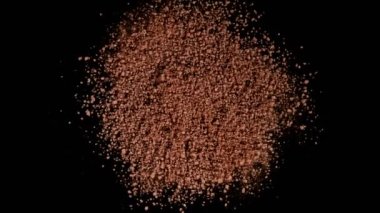 Siyah arka planda kahve tozu dönüşünün süper yavaş çekimi. Yüksek hızlı sinema kamerası, 1000fps.