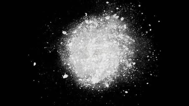 黒の背景に隔離された白い粉の回転の超遅い動き 高速シネマカメラ 1000Fpsで撮影 — ストック動画