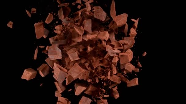 黒を背景に生チョコレートピースの回転グループの超スローモーション 高速シネマカメラ 1000Fpsで撮影 速度ランプ効果 — ストック動画