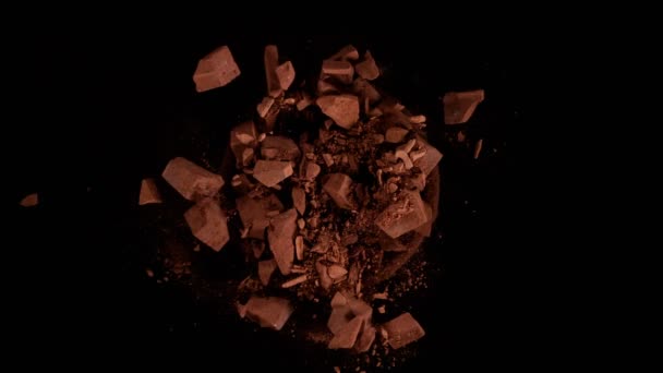 Сверхмедленное Движение Вращающейся Группы Сырых Кусочков Шоколада Черном Фоне Съемки — стоковое видео