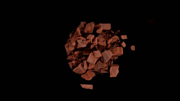 Szuper Lassított Felvétel Forgató Csoport Nyers Csokoládé Darab Fekete Háttérrel — Stock videók