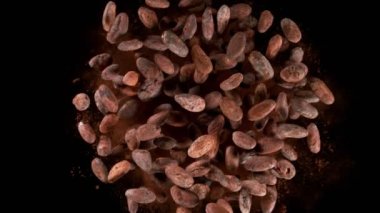Kavrulmuş kakao çekirdeklerinin havada uçuşması çok yavaş bir hareket. Yüksek hızlı sinema kamerası, 1000fps.