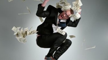 Dolarlarla zıplayan iş adamlarının süper yavaş çekimleri. Yüksek hızlı sinema kamerası, 1000 fps..