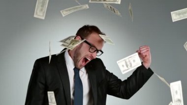Dolarlarla bağıran iş adamlarının süper yavaş çekimleri. Yüksek hızlı sinema kamerası, 1000 fps..