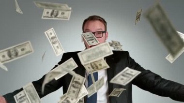 Dolarlarla bağıran iş adamlarının süper yavaş çekimleri. Yüksek hızlı sinema kamerası, 1000 fps..