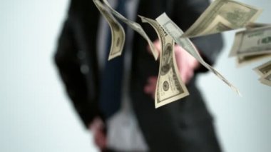 Dolar banknotları atan iş adamlarının süper yavaş çekimleri. Yüksek hızlı sinema kamerası, 1000 fps. Hız rampası etkisi.