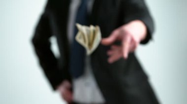 Dolar banknotları atan iş adamlarının süper yavaş çekimleri. Yüksek hızlı sinema kamerası, 1000 fps..