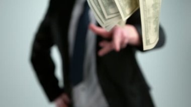 Dolar banknotları atan iş adamlarının süper yavaş çekimleri. Yüksek hızlı sinema kamerası, 1000 fps..