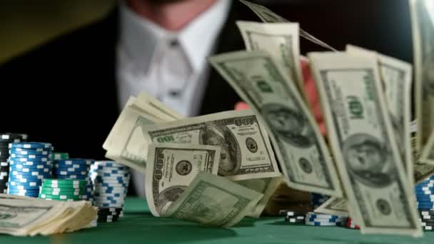 Super Powolny Ruch Pokerzysty Rzucanie Banknotów Dolarów Kierunku Kamery Nakręcony — Wideo stockowe