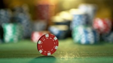 Dönen poker çipinin süper yavaş çekimi. Yüksek hızlı sinema kamerası, 1000fps.