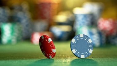 Dönen poker çipinin süper yavaş çekimi. Yüksek hızlı sinema kamerası, 1000fps.
