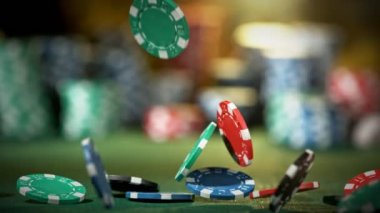 Düşen poker çiplerinin süper yavaş çekimi. Yüksek hızlı sinema kamerasıyla çekildi, 1000fps. Hız rampası etkisi.
