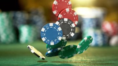 Düşen poker çiplerinin süper yavaş çekimi. Yüksek hızlı sinema kamerası, 1000fps.