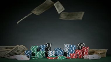 Düşen poker fişleri ve dolar banknotlarının süper yavaş çekimi. Yüksek hızlı sinema kamerası, 1000fps.