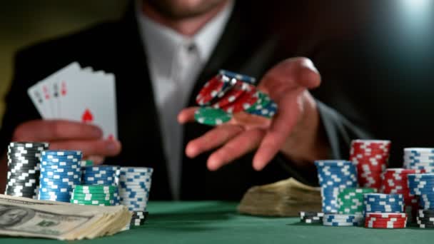 Super Zeitlupe Des Pokerspielers Der Chip Richtung Kamera Wirft Gefilmt — Stockvideo