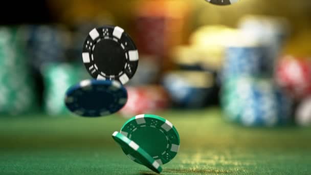 Movimento Super Lento Cair Fichas Poker Filmado Câmera Cinema Alta — Vídeo de Stock