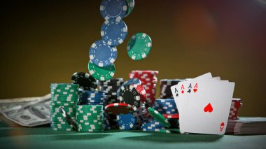 Poker fişleri masaya düştü, makro atış. Kumarhane ve kumar kavramı.