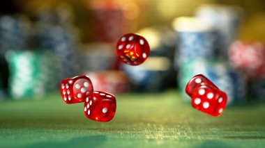 Havada dönen kırmızı zarlar, arka planda poker fişleri, kumarhane masası.