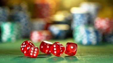 Havada dönen kırmızı zarlar, arka planda poker fişleri, kumarhane masası.
