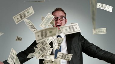 Gri arka planda izole edilmiş uçan dolar banknotları olan çığlık atan iş adamlarının yakın çekimi