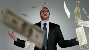 Gri arka planda izole edilmiş uçan dolar banknotları olan çığlık atan iş adamlarının yakın çekimi
