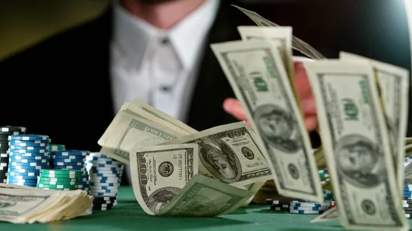 Pokerspieler Wirft Dollarnoten Auf Den Tisch Makroschuss Casino Und Glücksspielkonzept — Stockfoto