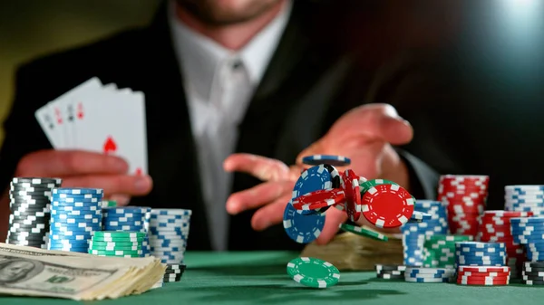 Poker Speler Gooien Chips Tafel Macro Shot Vier Azen Kaarten — Stockfoto