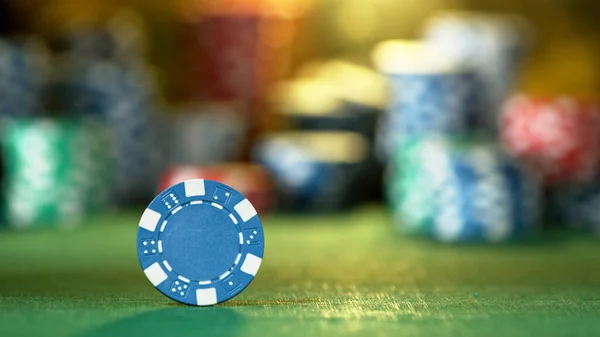 Masadaki Poker Çipinin Dönüşü Macxro Shot Bulanık Arkaplan — Stok fotoğraf