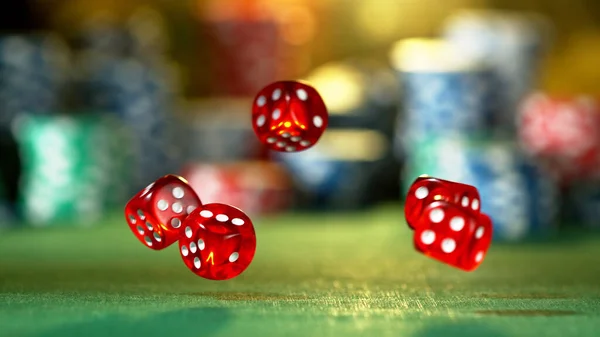 Dadi Rossi Che Ruotano Nell Aria Fiches Poker Sullo Sfondo — Foto Stock