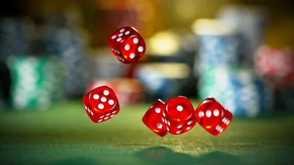 Rode Dobbelstenen Draaien Lucht Poker Chips Achtergrond Casino Tafel — Stockfoto
