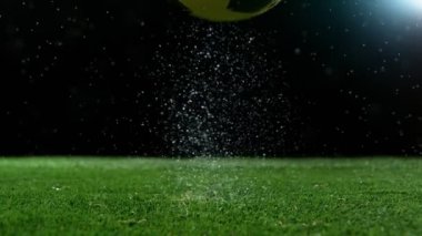 Çimlere düşen futbol topunun süper yavaş çekimi. Yüksek hızlı sinema kamerası, 1000fps.
