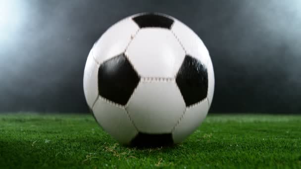 Σούπερ Αργή Κίνηση Της Πτώσης Μπάλα Ποδοσφαίρου Στο Γκαζόν Κινηματογραφημένο — Αρχείο Βίντεο