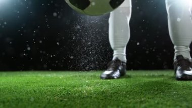 Çimlere düşen futbol topunun süper yavaş çekimi. Yüksek hızlı sinema kamerasıyla çekildi, 1000fps. Hız rampası etkisi
