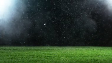 Futbol sahasında yağmur çok yavaş yağıyor. Yüksek hızlı sinema kamerası, 1000fps.