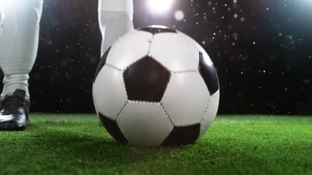 Super Zpomalený Film Padajícího Fotbalového Míče Trávníku Natočeno Vysokorychlostní Kameře — Stock video