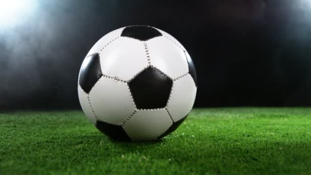 Super Zeitlupe Des Rotierenden Fußballs Auf Dem Rasen Gefilmt Mit — Stockvideo