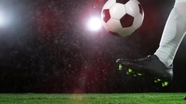 Süper yavaş çekimde futbol oyuncusu çimlerde top sürüyor. Yüksek hızlı sinema kamerası, 1000fps.