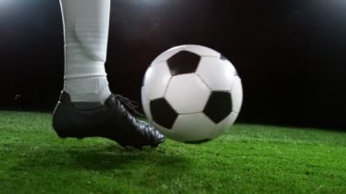 Futbolcunun topa vuruşunun süper yavaş çekimi. Yüksek hızlı sinema kamerası, 1000fps.