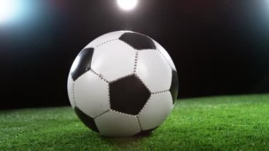 Çimlerde dönen futbol topunun süper yavaş çekimi. Yüksek hızlı sinema kamerasıyla çekildi, 1000fps. Hız rampası etkisi.