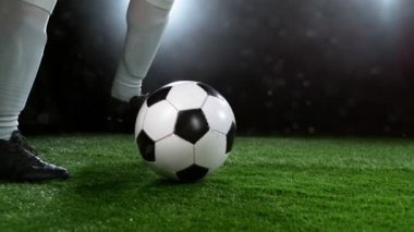 Topla koşan futbolcunun süper yavaş çekimi. Yüksek hızlı sinema kamerası, 1000fps.