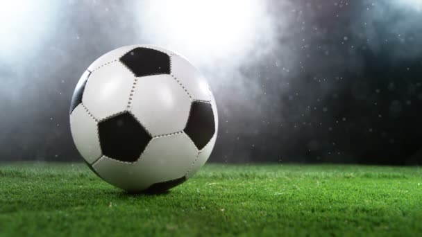 Super Zeitlupe Des Rollenden Fußballs Auf Dem Rasen Gefilmt Mit — Stockvideo