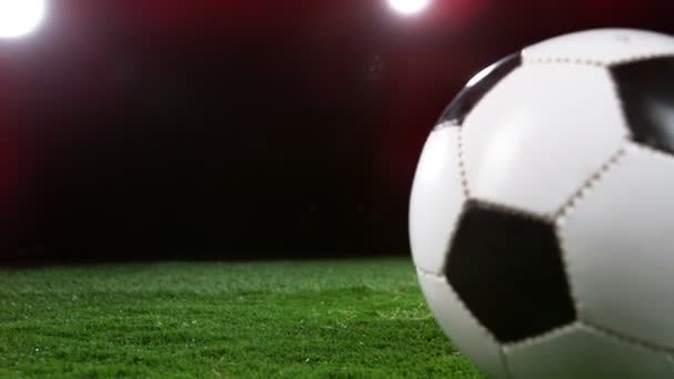 Super Zeitlupe Des Fußballers Der Gegen Den Ball Tritt Gefilmt — Stockvideo