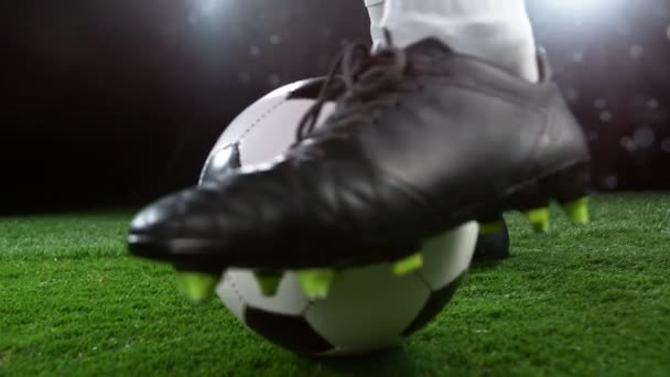 ボールで走るサッカー選手の超スローモーション 高速シネマカメラ 1000Fpsで撮影 速度ランプ効果 — ストック動画