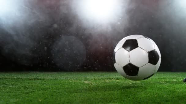 Futbolcunun Topa Vuruşunun Süper Yavaş Çekimi Yüksek Hızlı Sinema Kamerası — Stok video