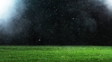 Hafif yağmur parçacıkları ile soyut futbol topu yeşil çimen arka planı.